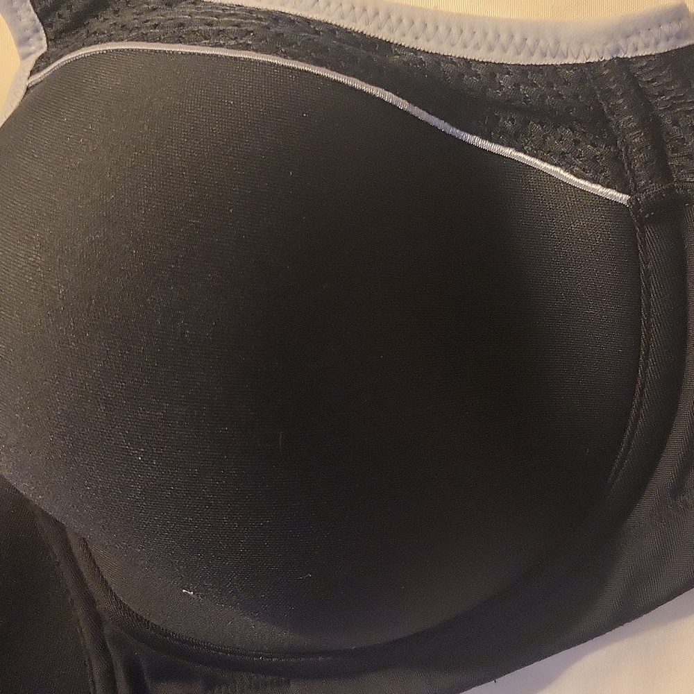 38 D Wacoal Underwire Bra - Picture 2 of 6